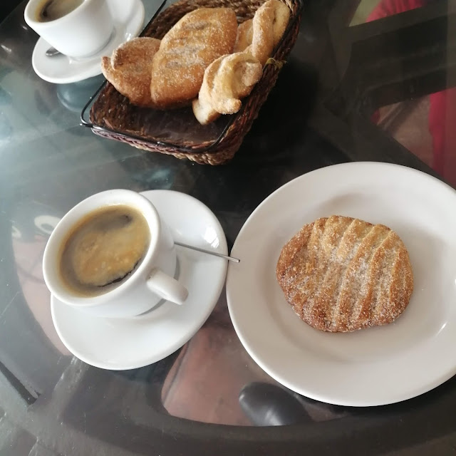 Café Americano Y Pan