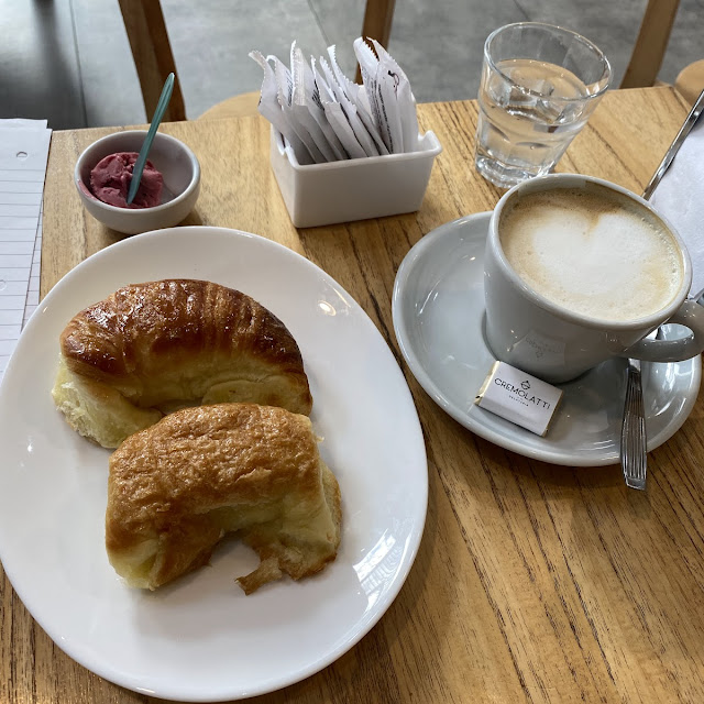 Café Con Leche Dos Medialunas Y Helado de Cortesía Son Muy Económicos Lo Recomiendo