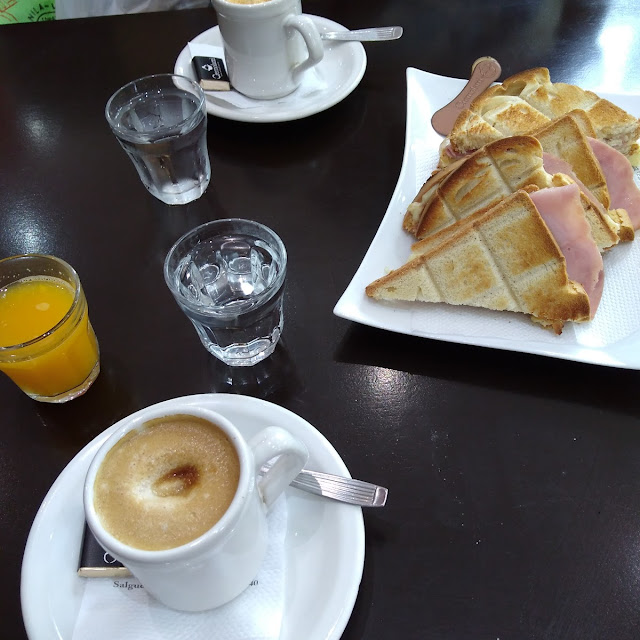 Café Con Leche Con Tostado de Jamón Y Queso