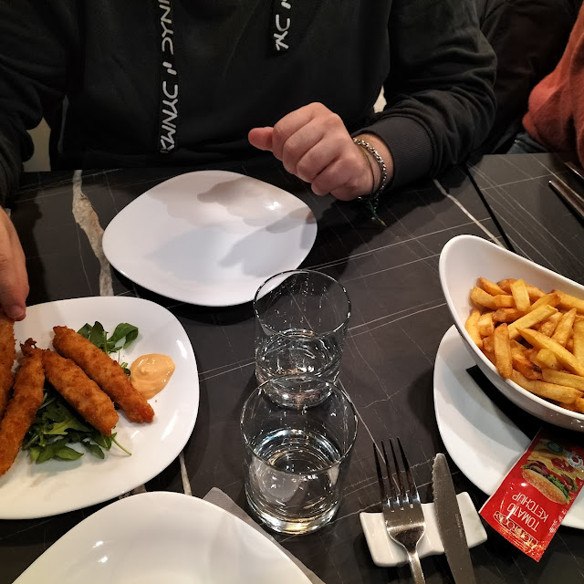 Gamberi In Pastella E Patatine Fritte