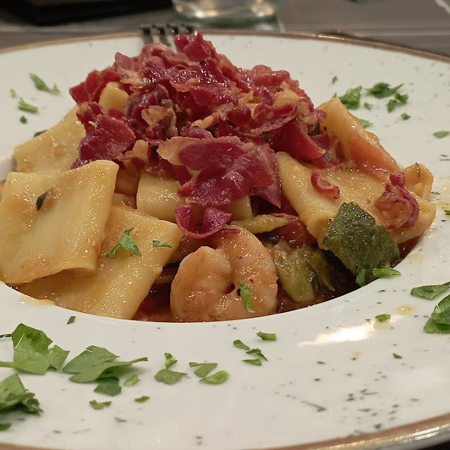 Mezzi Paccheri Con Zucchine Gamberetti E Bacon Croccante