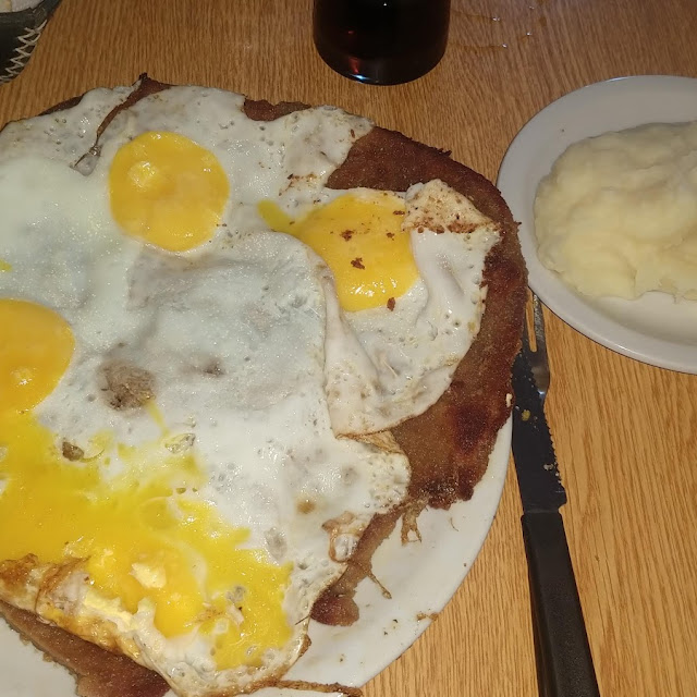 Milanesa A Caballo Con Puré Una Porción