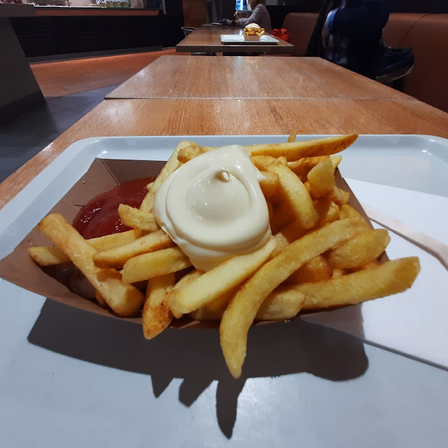 Currywurst Pommes Soße Mayo