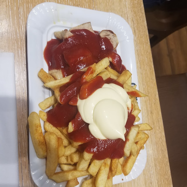 Currywurst Pommes Frites Mit Mayonnaise