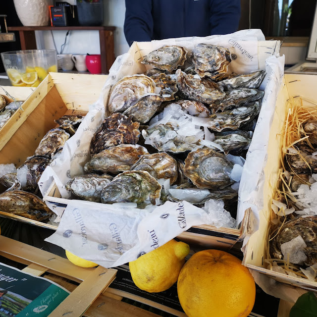 Ostriche Vongole Prosecco Esposte all'entrata