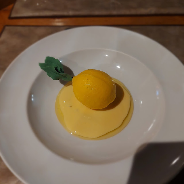 Sobremesa A Base de Mousse de Limão Folhas Comestíveis