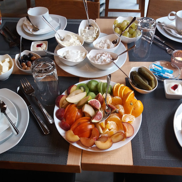 Obstteller Und Darüber Quark Joghurt Und Frischkäse