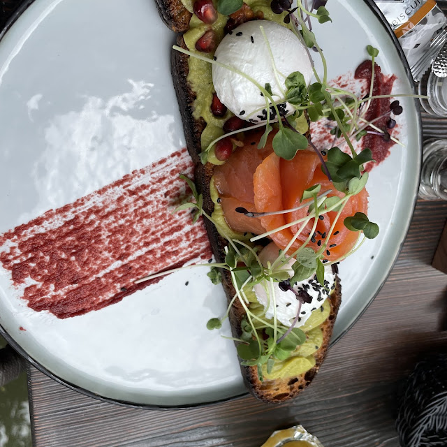 Lachs Mit Avocado Und Ei Frühstück