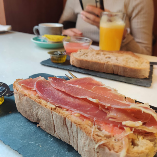 Tostada de Tomate Con Jamón Y Tostada Con Tomate de Fondo