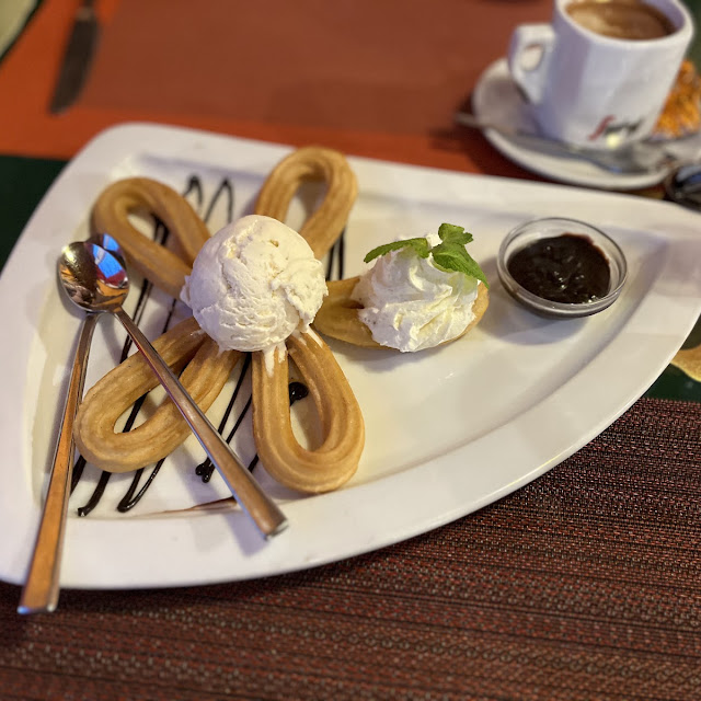 Churros Mit Vanilleeis Und Schokoladensauce