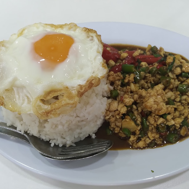 Minced Chiceken with Basil Leaves Set with Rice and Egg
