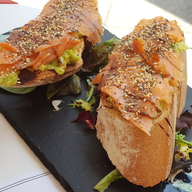 Tosta de Salmón Y Aguacate