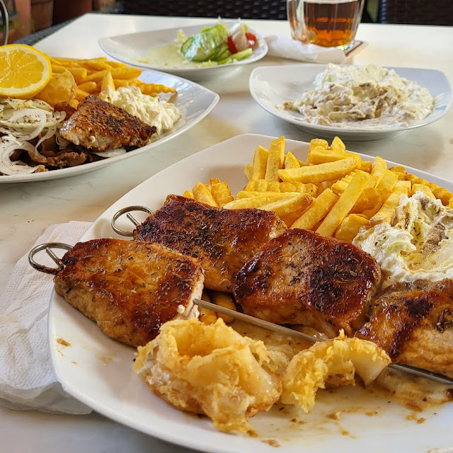 Suvlaki Mit Pommes Und Zaziki