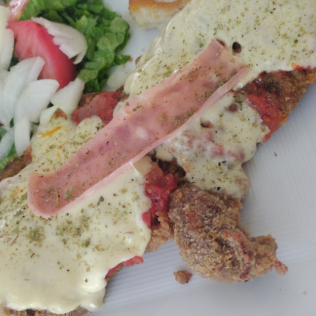 Milanesa A la Napolitana Con Ensalada