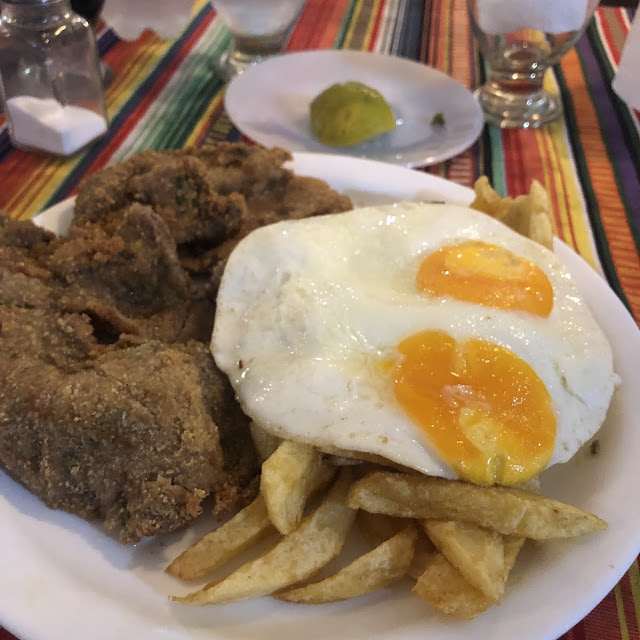 Milanesa Con Papas Fritas Y Huevo En Argentina A Caballo