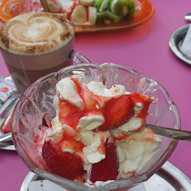 Erdbeerbecher Milchkaffee