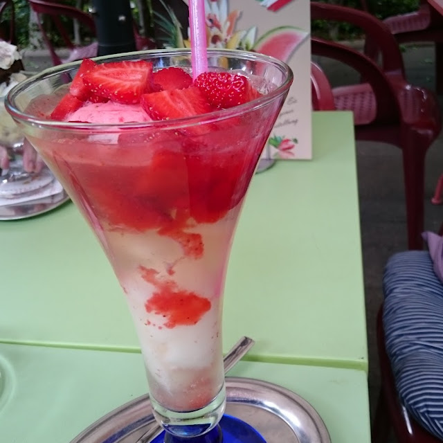 Eis Erdbeeren Und Sekt