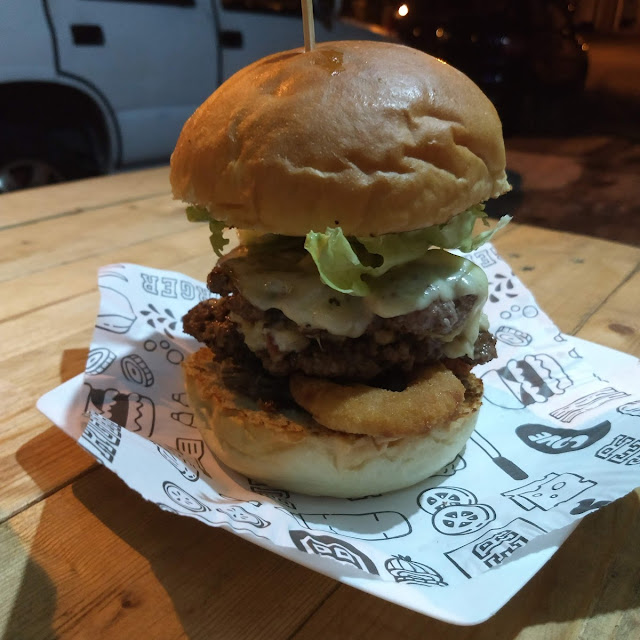 Hamburger Com Queijo Prato E Onion Rings