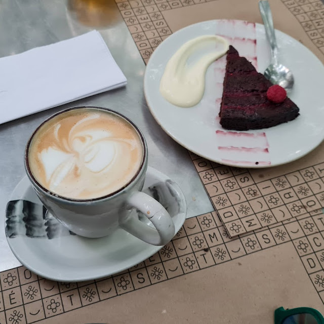 Capuchino Y Torta de Frutos Rojos
