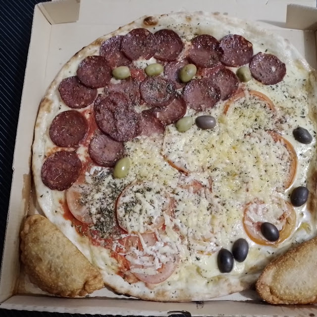 Pizza Mitad Parmesana Mitad Calabresa Y Empanadas de Carne Fritas
