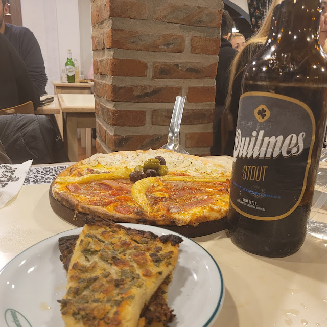 Pizza Chica Mitad Fugaza Mitad Piamontesa Fainá Con Verdeo Y Birra
