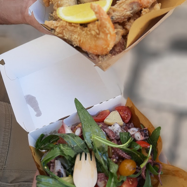 Vassoio Con Insalata Di Polpo E Vassoio Medio Di Calamari E Gamberetti