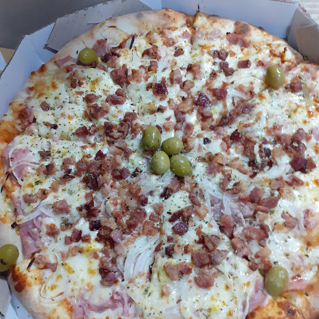 Mussarela E Calabresa Com Borda Catupiry