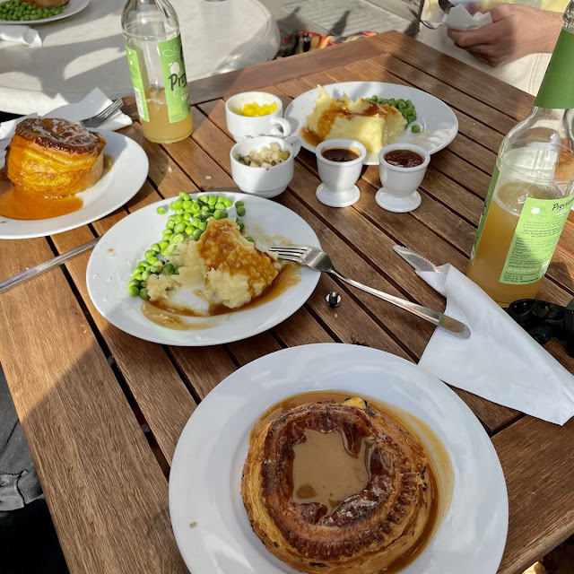 Kartoffelbrei Mit Erbsen Und Eingelegten Sauren Gürkchen