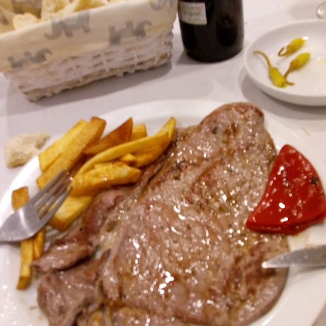 Filete Ternera Con Patatas Y Pimientos del Piquillo