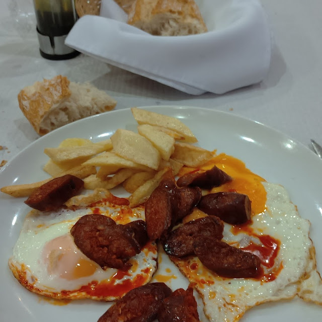 Huevos Fritos Con Chorizo