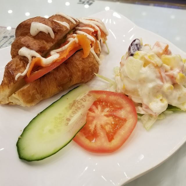 三文魚牛角酥配沙律