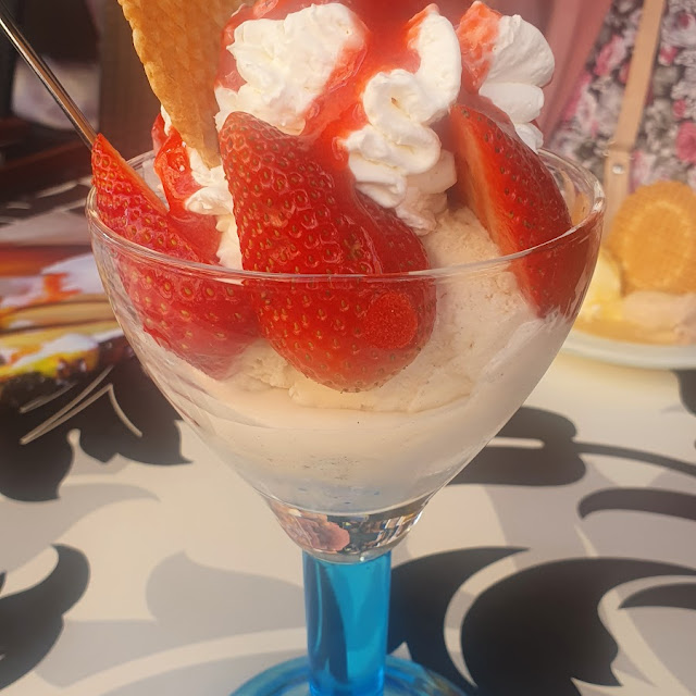 Erdbeerbecher