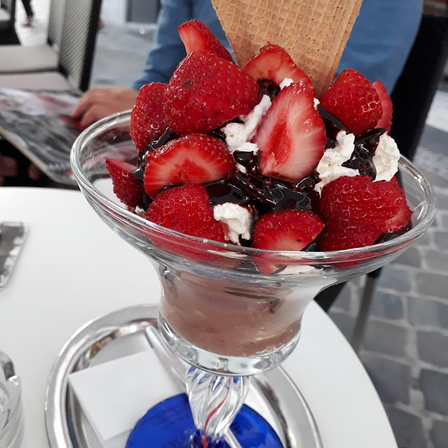 Erdbeerbecher Und Amarenabecher