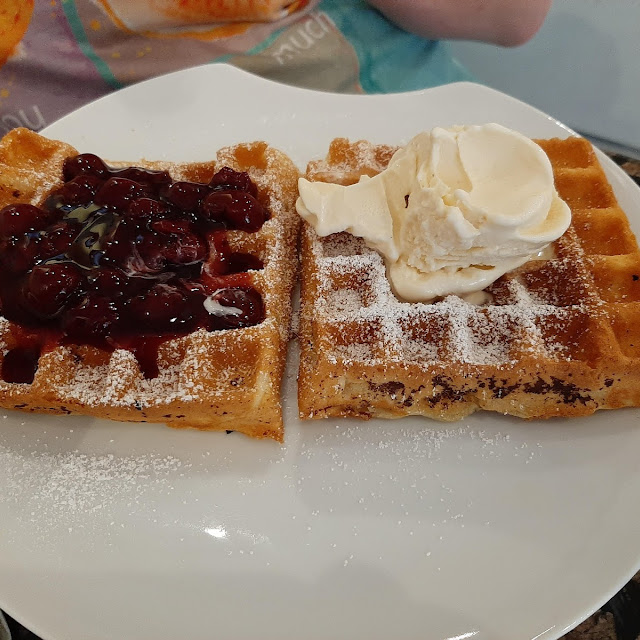 Waffel Mit Kirschen Und Vanilleeis