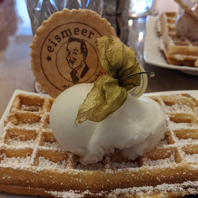 Belgische Waffel Mit 2 Kugeln Eis Und Sahne