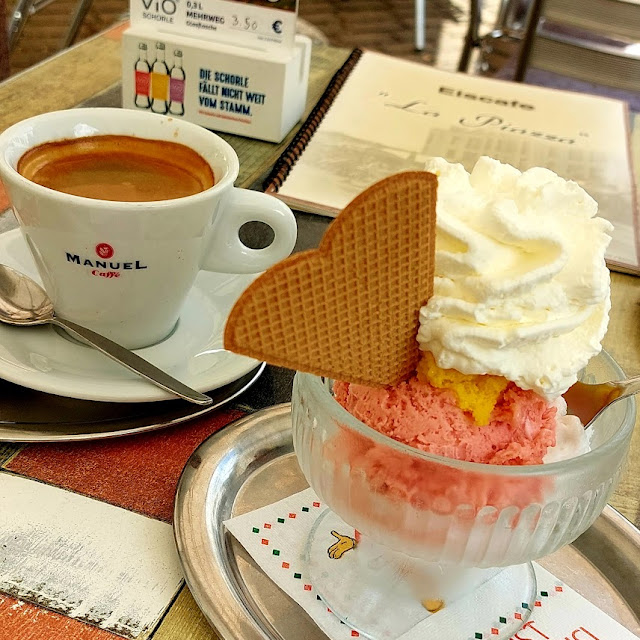 Zitronen- Erdbeer- Und Mangoeis Mit Sahne Und Café Crema