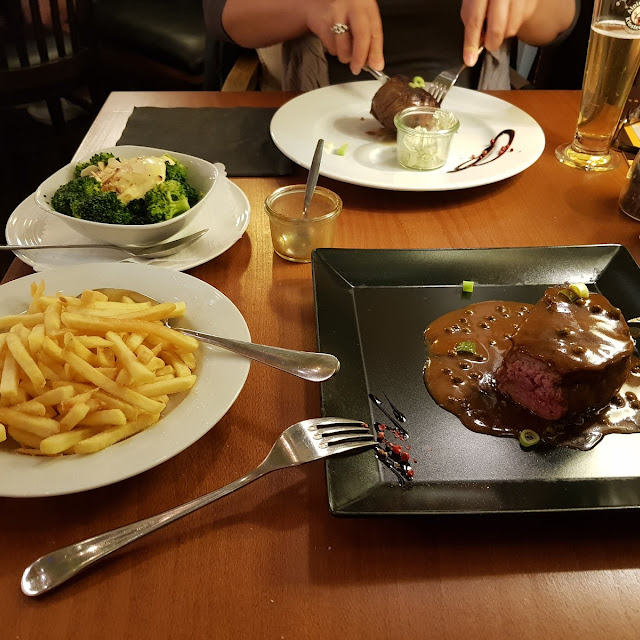 Filetsteak Supreme Cut 300 GR Mit Beilage Pommes Und Pfeffer Sauce