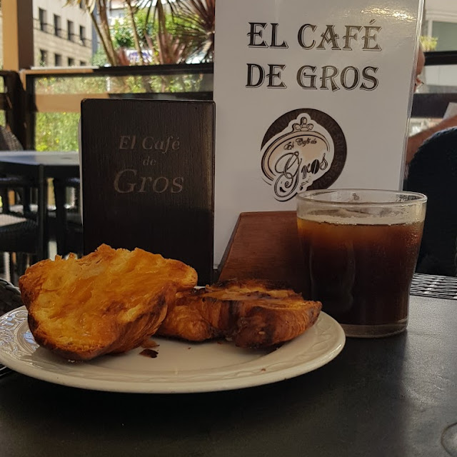 Café Americano Y Cruasán Plantxa Con Mermelada