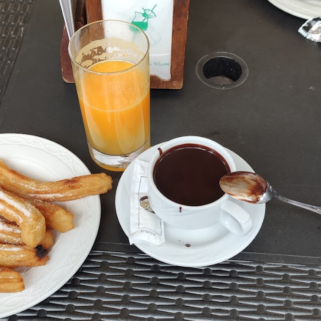 Chocolat Chaud Churros Jus d'Orange Pressé
