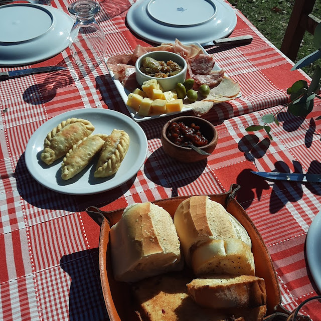 Picada Con Empanadas