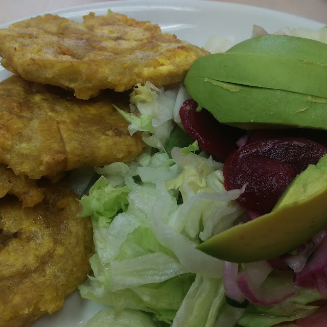 Tostones Y Ensalada