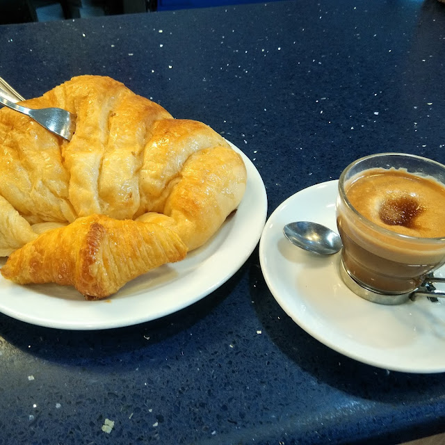 Café Y Croissant