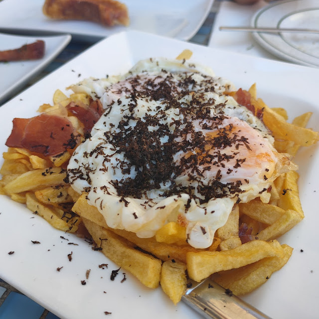 Huevos Rotos Con Jamón Y Trufa Negra de Teruel