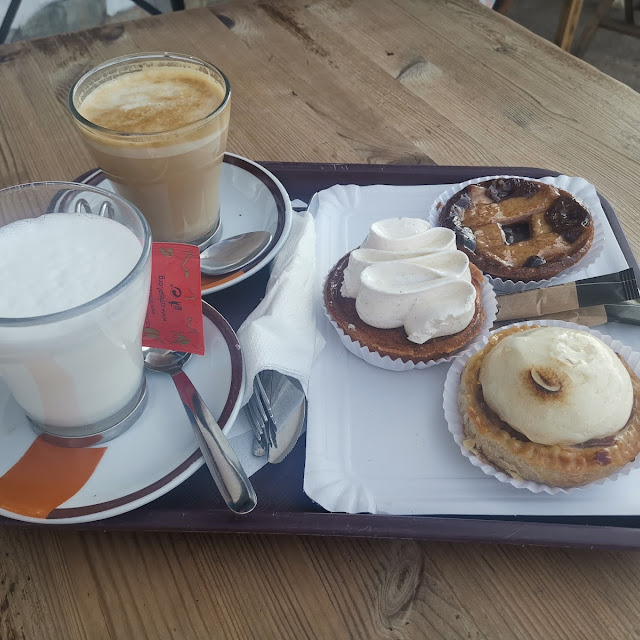 Café Con Leche Y Varios Dulces