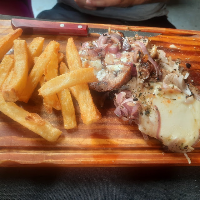 Bondiola A la Fugazzetta Con Fritas