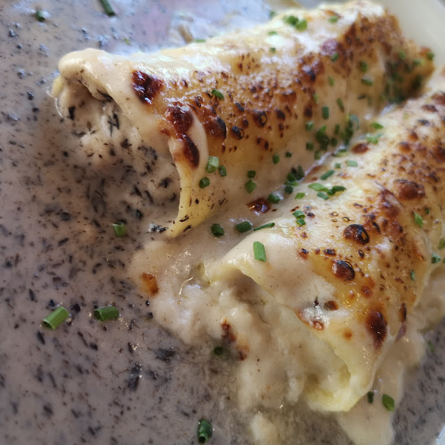 Cannelloni Home Made with Trumpet Béchamel and Meat Icing
