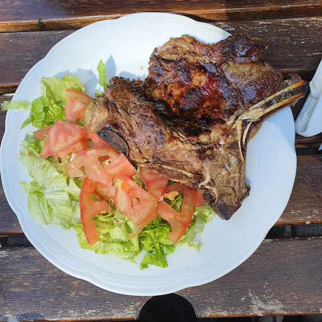 Bife de Costilla Con Ensalada