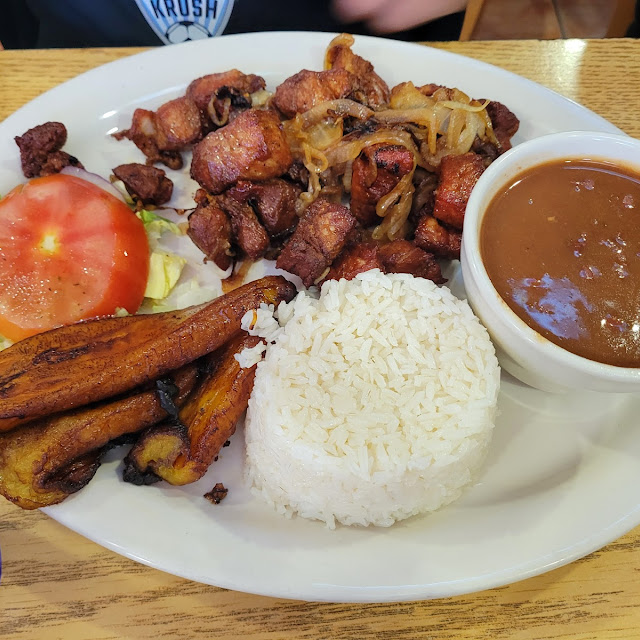 Carne Frita Arroz Habichuela Y Plátano Maduro Encebollado