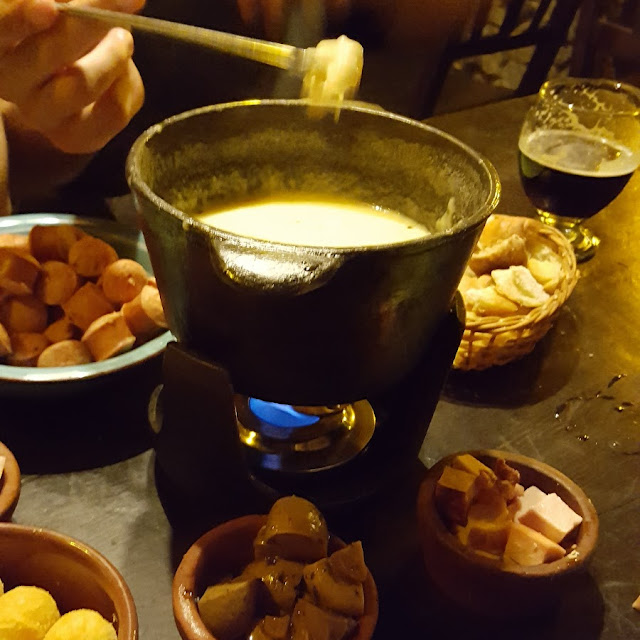 Fondue de Quesos Y Picada Vegetariana