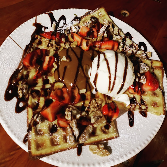 Waffle Galadriel Con Helado Banana Y Rocklets